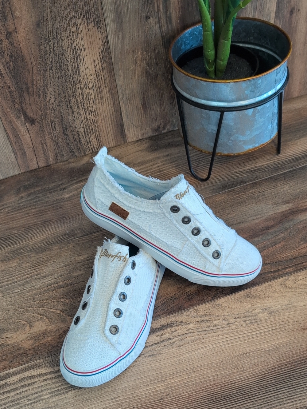Blowfish Malibu Play Distressed White Slip-On Canvas Sneakers 7.5 576A